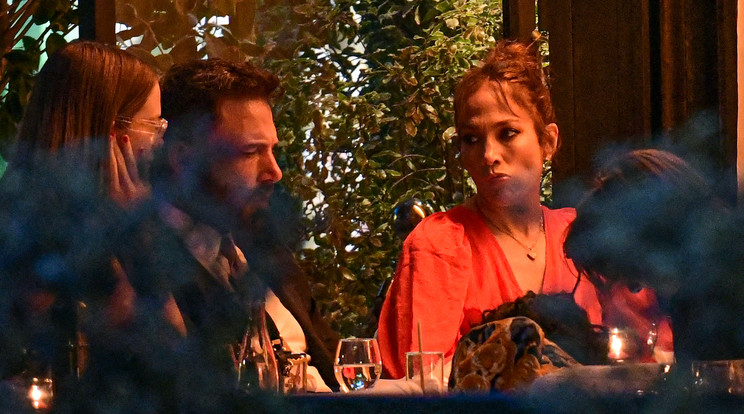 Jennifer Lopez és Ben Affleck szerelmesen egy vacsora közben / Fotó: Northfoto