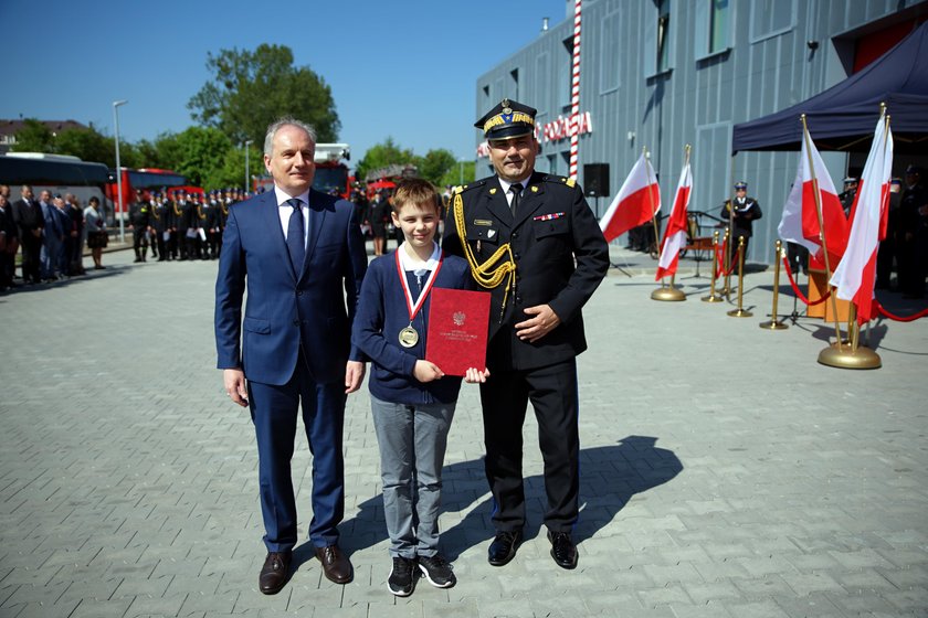 Wojewoda pomorski Dariusz Drelich oraz Pomorski Komendant Wojewódzki Państwowej Straży Pożarnej nadbryg. Tomasz Komoszyński wręczają nagrodę Młodego Bohatera 11-letniemu Mateuszowi Kulingowi.