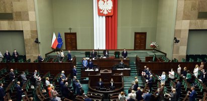 Nawet 1000 zł mandatu za brak maseczki. Oto nowy projekt PiS