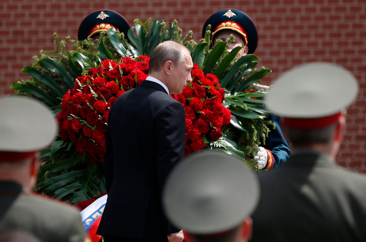 Władimir Putin składa wieniec na Grobie Nieznanego Żołnierza w Moskwie