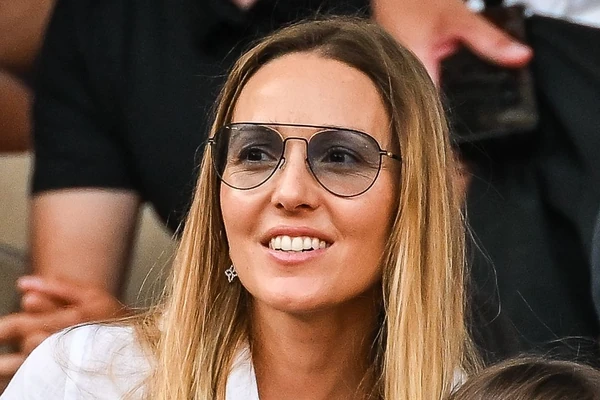 JELENA ĐOKOVIĆ u besprekornom izdanju bodri Noleta iz lože: Njen MOĆNI STIL svi će KOPIRATI ovog leta, PRIVEZAK privlači posebnu pažnju