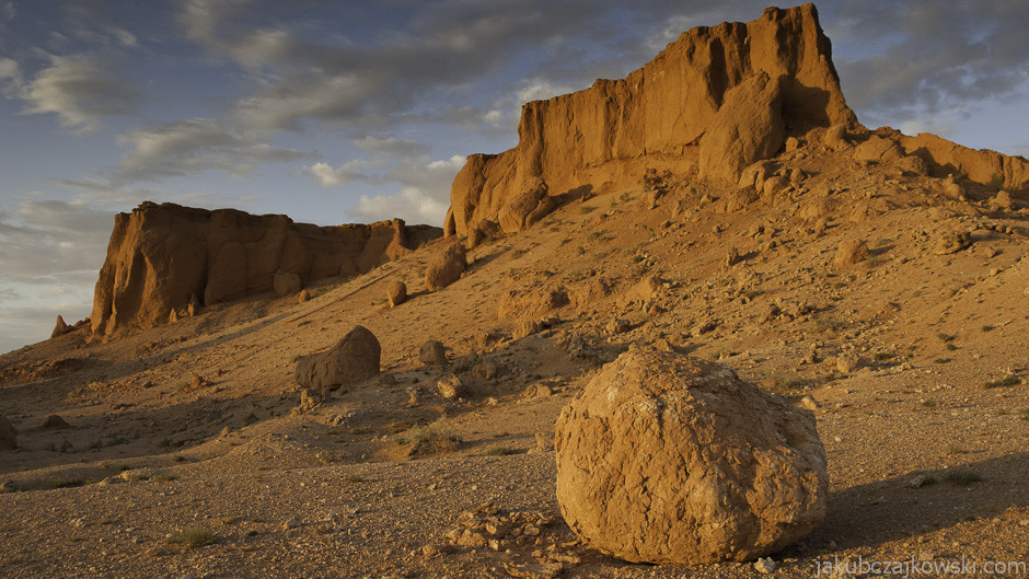 Mongolia, Pustynia Gobi. Bayanzag, miejsce znane też jako Płonące Klify. To tutaj po raz pierwszy odnaleziono skamieniałe jaja dinozaurów.