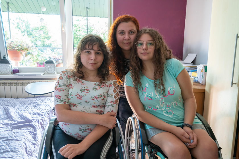 Pani Sylwia sama wychowuje dwie niepełnosprawne córki i buduje im dom