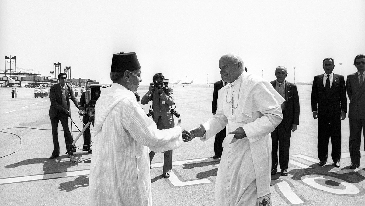 Papież Franciszek, który w sobotę i w niedzielę złoży wizytę w Maroku, podkreślił zapowiadając ją, że uda się tam śladami św. Jana Pawła II. Jego wizyta w 1985 r. była historyczna, ale zbyt szybko zapomniano ją na Zachodzie - zauważa się we włoskiej prasie.