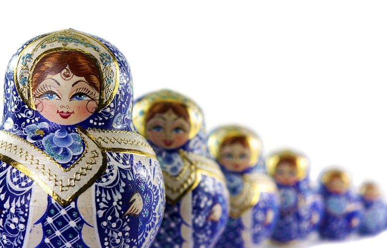 W Federacji Rosyjskiej żyje według Banku Światowego ponad 143 mln ludzi.

Ze statystyk widać smutną rzeczywistość samotności starszych kobiet, których przewidywana długość życia to 76 lat, natomiast mężczyźni żyją w Rosji jedynie 64 lata. Dla porównania – Polki żyją średnio 81 lat, Polacy – 72.  Federacja Rosyjska charakteryzuje się jeszcze niższym niż u nas wskaźnikiem urodzin, tj. 1,6 urodzin na kobietę. W Polsce wskaźnik ten wynosi 1,8.
Mieszkańcy największego kraju na świecie wydają się preferować miasta, ponad 30 proc. z nich żyje w 13 największych miastach Rosji.  Ok. 115 mln mieszka w części europejskiej. Jak informuje wydział promocji handlu i inwestycji polskiego konsulatu w Moskwie, Rosjanie stanowią ok. 80 proc. ludności. Ponadto Federację zamieszkują też Tatarzy (ponad 5,5 mln), Ukraińcy (prawie 3 mln), Baszkirowie i Czuwasze (po 1,6 mln), Czeczeńcy (ponad 1,3 mln), Ormianie (ponad 1,1 mln), Białorusini (800 tys.), łącznie ponad 100 różnych narodów i narodowości. Wśród obcokrajowców przeważają Ukraińcy, Azerowie i Ormianie.