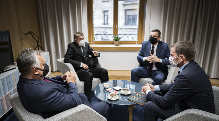 Orbán Viktor (balra) a csúcs előtt még egy kávé mellett tárgyalt a V4-ek vezetőivel. Balról jobbra: Andrej Babis cseh, Mateusz Morawiecki lengyel és Igor Matovic szlovén elnök. /Fotó: MTI-Miniszterelnöki Sajtóiroda Benko Vivien Cher