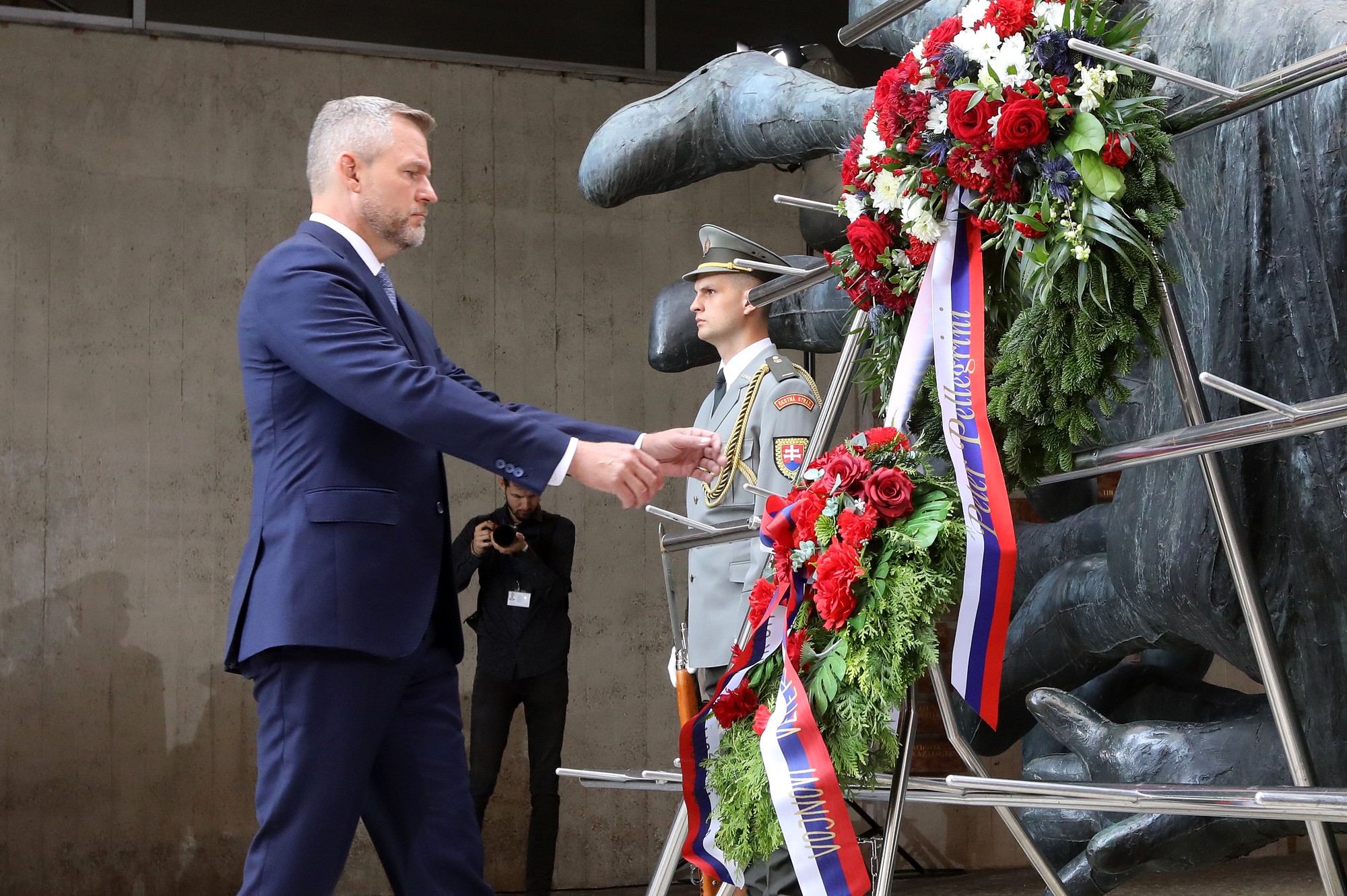 Prezident SR Peter Pellegrini počas kladenia vencov na oslavách 81. výročia Slovenského národného povstania (SNP).