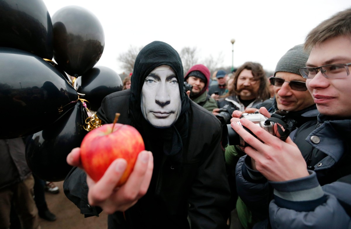 Demonstrant przebrany w maskę z wizerunkiem Putina. Protest przeciwko aneksji Krymu; Petersburg, 8 marca 2014