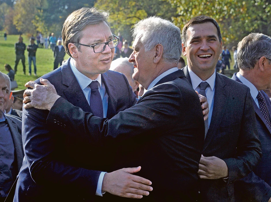 11 sati: U Šumaricama je održan javni čas za nastradale streljane đake na kom je prisustvovao Nikolić