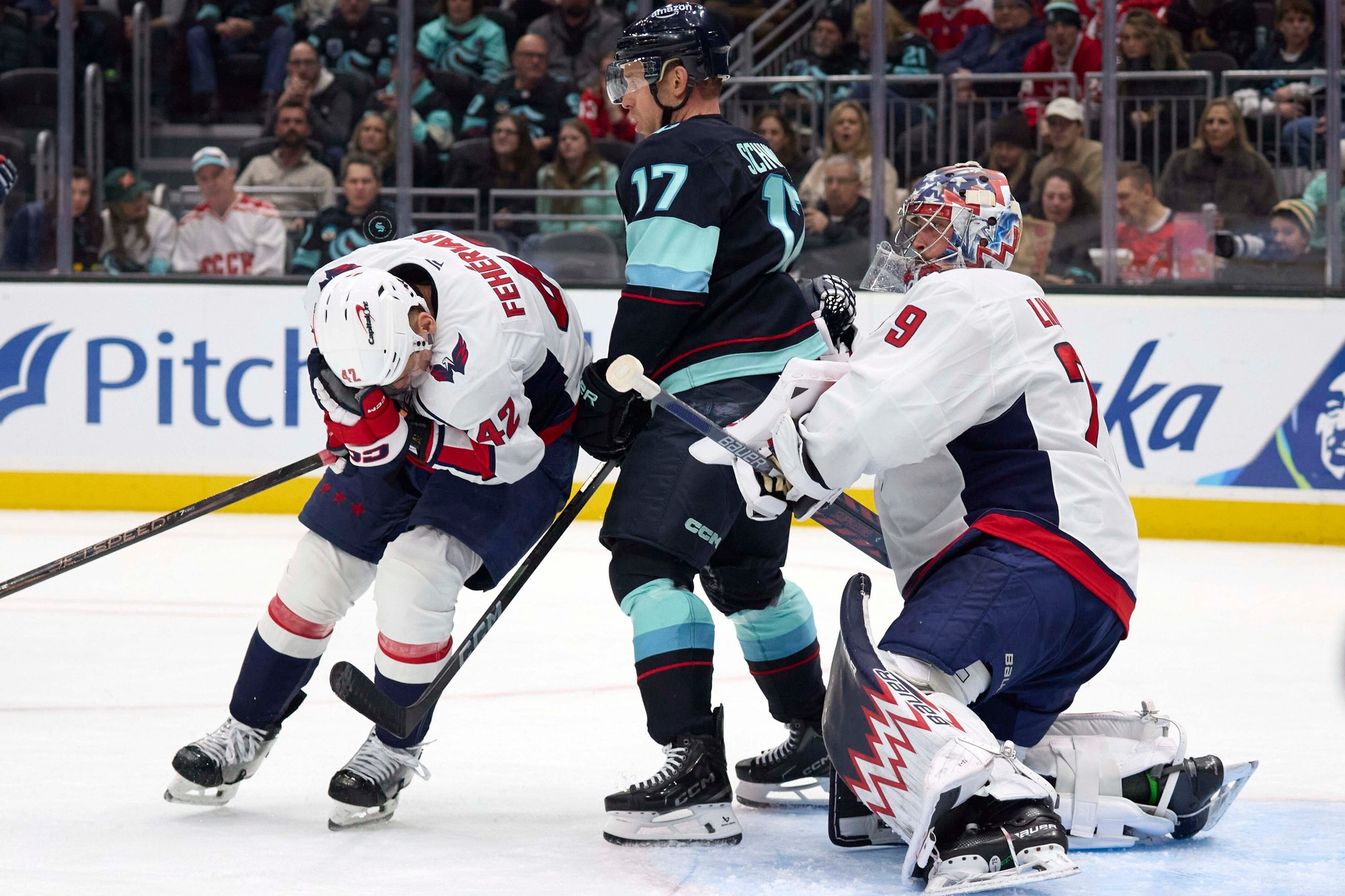Martin Fehérváry (Washington Capitals) dostal pukom do tváre. 