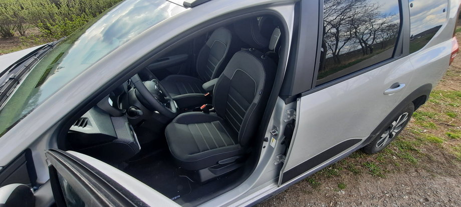 Dacia Jogger ma na pokładzie wygodne fotele, które da się ustawić tak, by wygodnie było i niskim, i wysokim osobom.