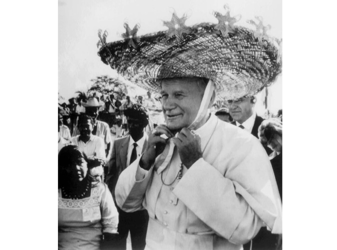 Lipiec 1986: Jan Paweł II uśmiecha się zakładając tradycyjny kapelusz podczas pielgrzymki do Kolumbii