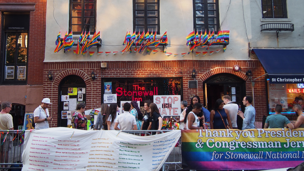 27 czerwca na świecie minie 47. rocznica zamieszek spod Stonewall Inn. W jej wyniku uformował się świadomy ruch na rzecz ochrony praw mniejszości. Daje nam to sposobność do przyjrzenia się wydarzeniom, które je uformowały. Przybliżona tu zostanie współczesna historia homoseksualizmu, jego status prawny oraz przypadki prześladowań tej grupy we współczesnym świecie od powstania pierwszego nowoczesnego państwa po ostatnie głośne wydarzenia w Oregonie.