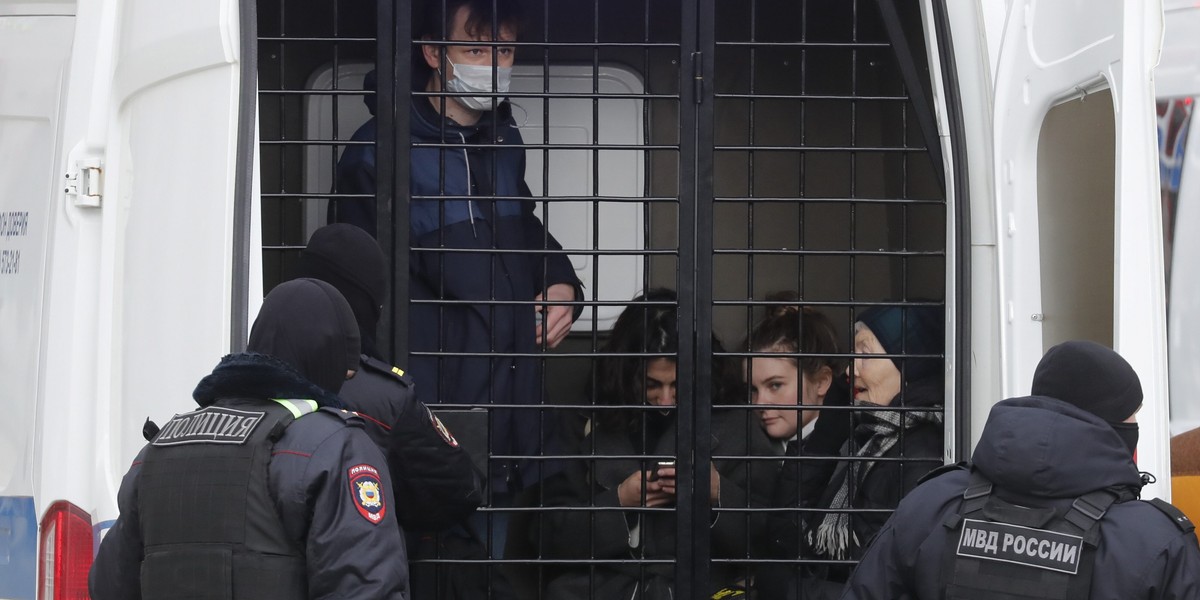 Wojna w Ukrainie. Masowe aresztowania za protesty antywojenne w Rosji