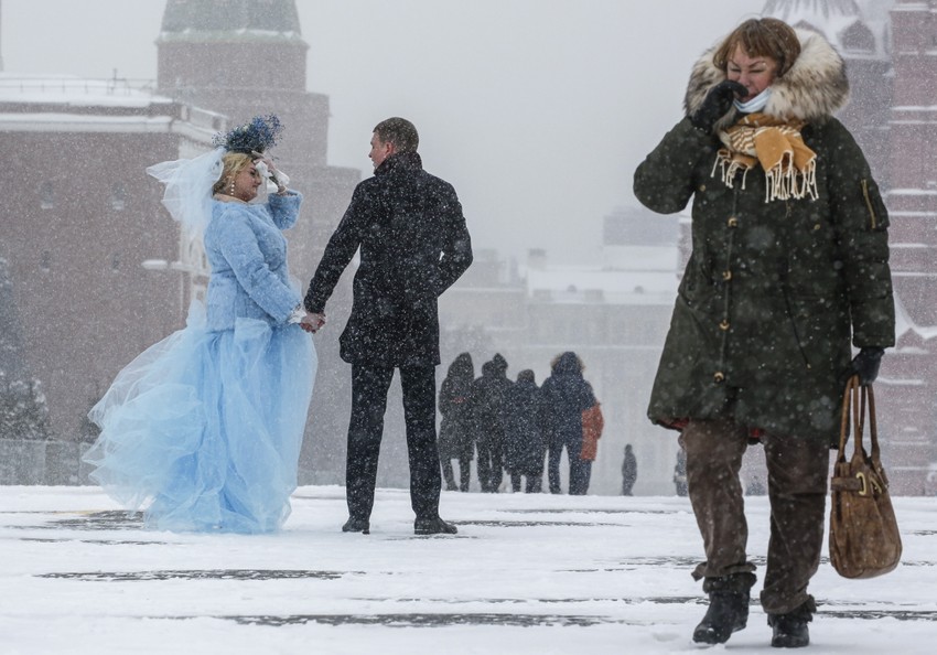 Njih ljubav greje: Mlada i mladoženja na Crvenom trgu