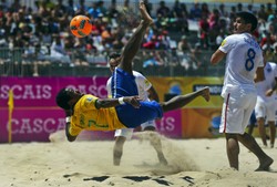 Na plaży, na plaży fajnie jest! Podczas "Beach Soccer Mundialito" gra się bardzo efektownie. ZDJĘCIA