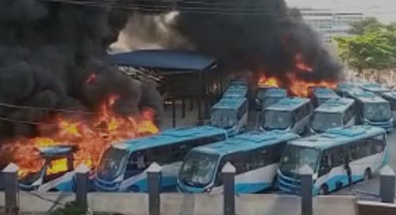 BRT buses set ablaze in Oyingbo, Yaba (Vanguard)