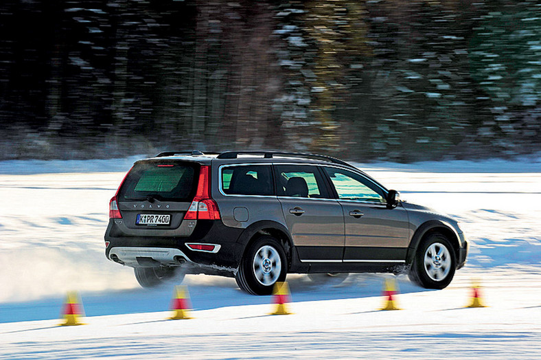 Test opon zimowych w rozmiarze 215/65 R 16: sprawdziliśmy, które zatańczą na lodzie