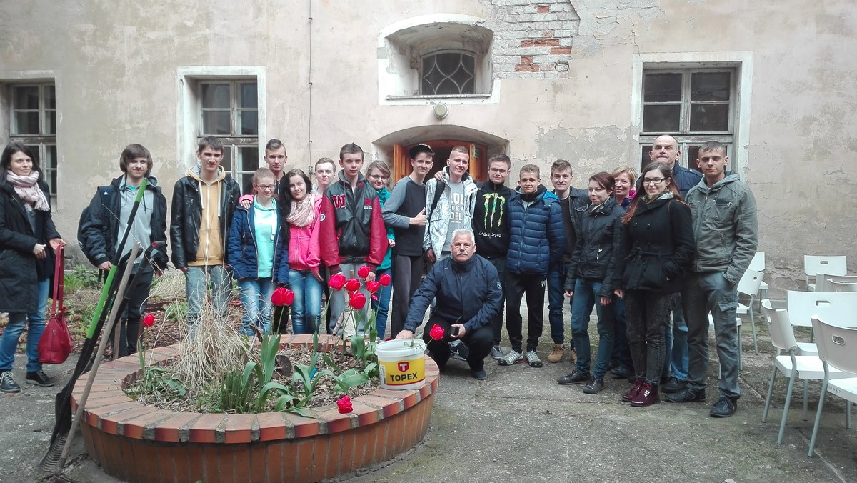 13 rodzajów posadzonych roślin, sześć worków nawiezionej kory drzewnej i torfu to efekty nietypowej lekcji przyrody, która odbyła się 26 kwietnia na terenie Ośrodka Szkolno-Wychowawczego dla Dzieci Niesłyszących im. Józefa Sikorskiego w Poznaniu. Młodzież pod okiem ogrodnika, historyka i wolontariuszy Fundacji Ratowania Zabytków i Pomników Przyrody uporządkowała zabytkowy wirydarz (zielnik) znajdujący się na terenie szkoły.