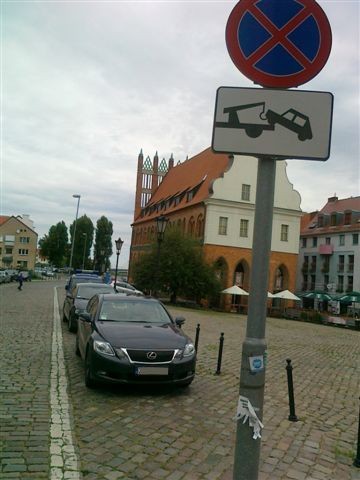 Szczecin. Parkowanie za znakiem B-36 i tablicą T-24
