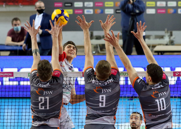 Siatkarze drużyny Grupa Azoty ZAKSA Kędzierzyn-Koźle Łukasz Kaczmarek (2L) i Benjamin Toniutti (2P) oraz Tomasz Fornal (L), Łukasz Wiśniewski (C) i Lukas Kampa (P) z zespołu Jastrzębski Węgiel podczas pierwszego meczu finałowego Ekstraklasy, w hali "Azoty"