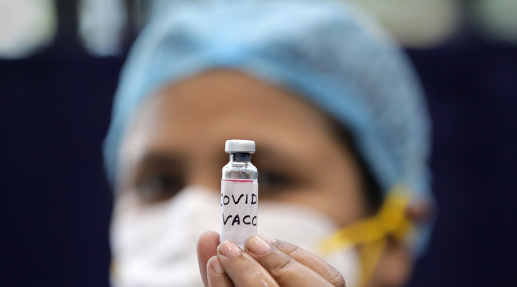 Az Oxford-AstraZeneca vakcinát Indiában gyártják a szegény ázsiai országok számára, abból szerezhet most pár ezer vakcinát a magar kormány /Fotó: EPA/PIYAL ADHIKARY