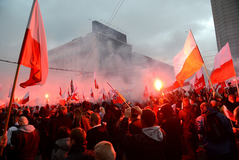 Ze sceny pod Stadionem Narodowym do uczestników zwrócili się między innymi lider Młodzieży Wszechpolskiej i nowo wybrany poseł Adam Andruszkiewicz, burmistrz węgierskiego miasta Ásotthalom Laszlo Toroczkai i historyk, nowo wybrany senator z listy PiS, profesor Jan Żaryn.