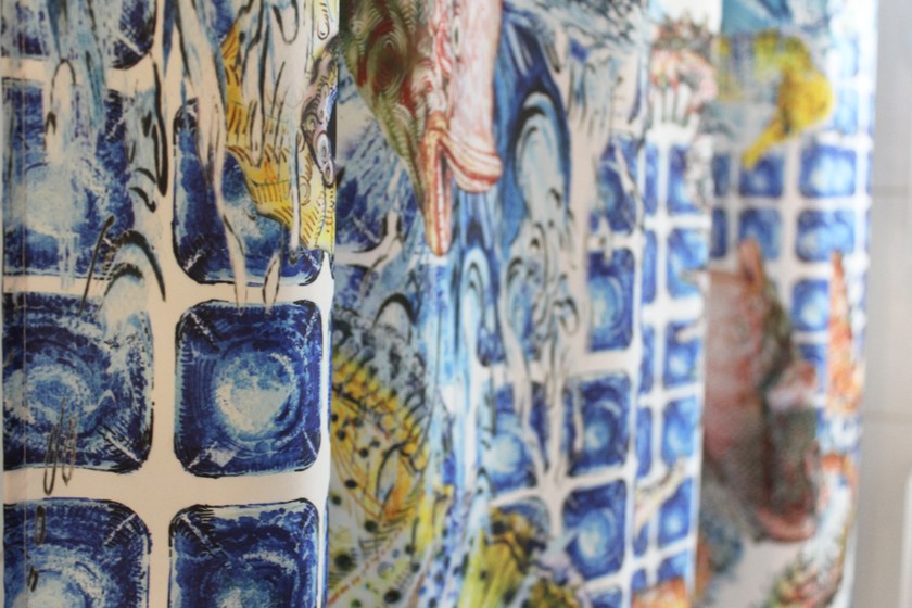 Un design est toujours imprimé sur différents textiles et différentes formes. 