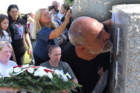 PRETUŽNE SCENE U DUBONI I MALOM ORAŠJU Obeležava se tri godine od stravičnog zločina: Ubijeno DEVETORO MLADIH u selima kod Mladenovca (FOTO, VIDEO)