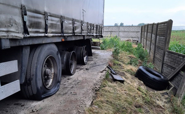 Piorun uderzył w ciężarówkę, eksplodowały opony