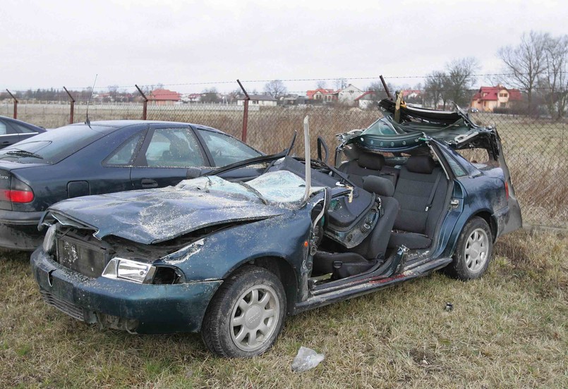 Pod Ciechanowem drzewo spadło wprost na samochód zabijając kierowcę