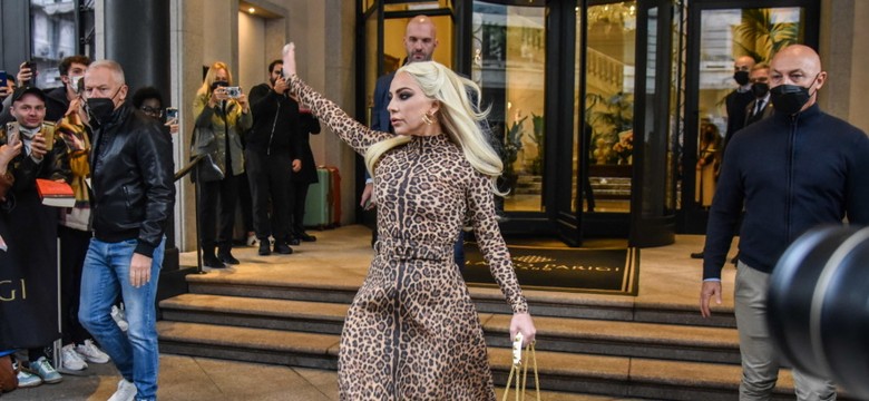 Z przeciętnością jej nie po drodze. Lady Gaga w wystrzałowym stylu promuje nowy film ze swoim udziałem. FOTO