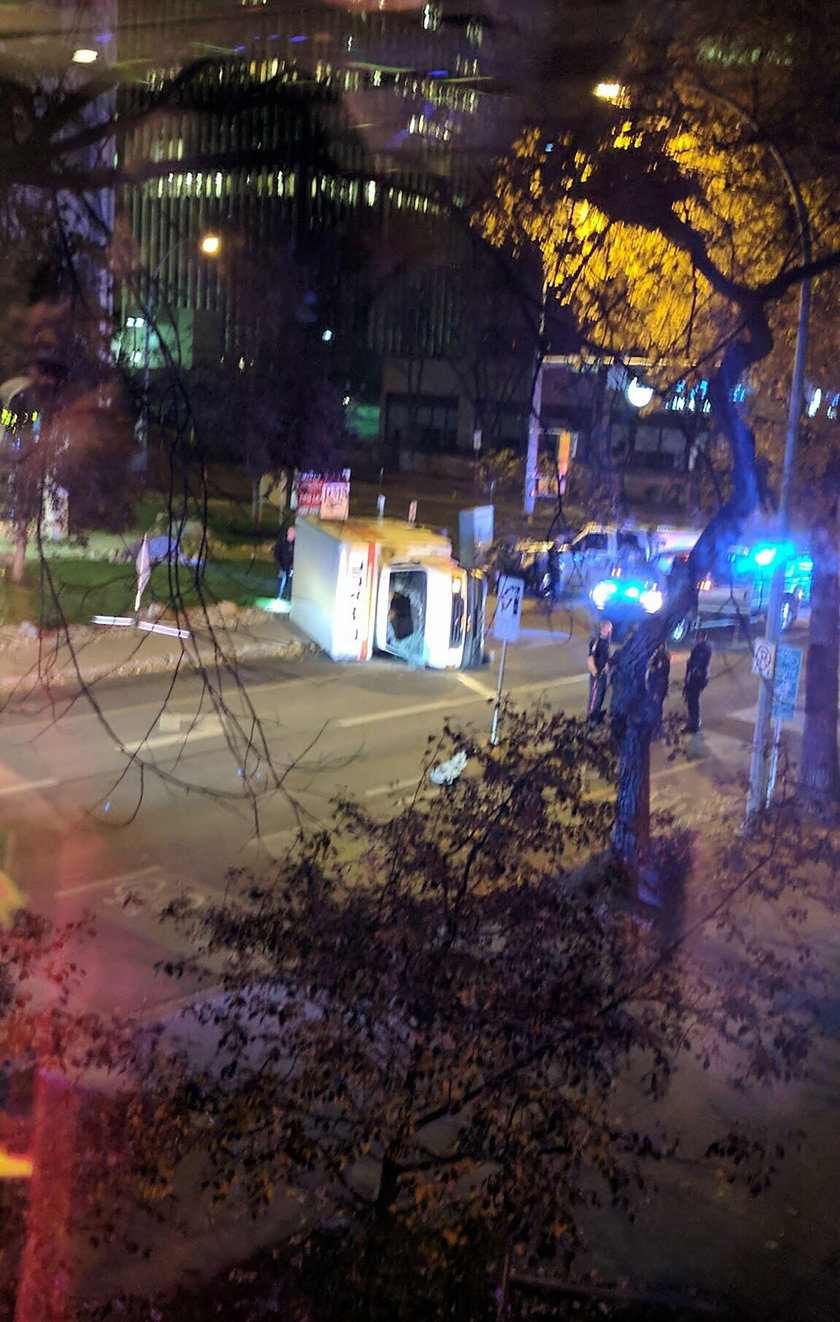 Rzucił się na policjanta, później wjechał w ludzi. Atak w Kanadzie