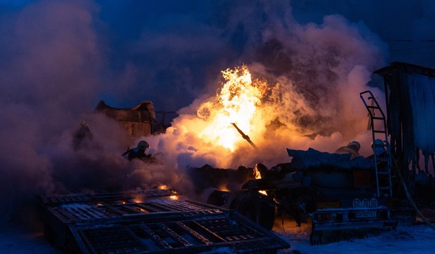 Ukrajinske službe za vanredne situacije gase požar u Kijevu, 24. januar 2026. 