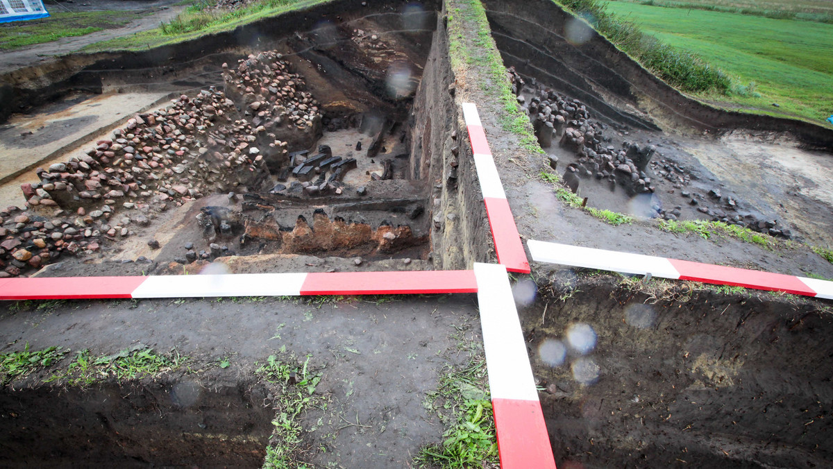 Blisko 100 związanych z archeologią naukowców z całej Polski przyjechało w czwartek do Tumu pod Łęczycą (Łódzkie), by zapoznać się z wynikami badań pozostałości po wczesnopiastowskim grodzisku. Do 2014 roku gród ma być zrekonstruowany.