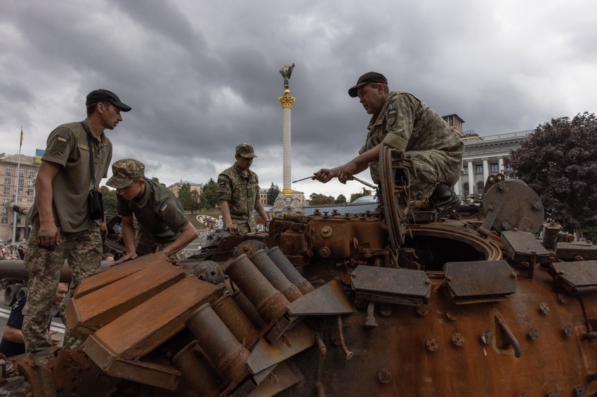 Ukrajinska vojska na uništenom ruskom tenku u Kijevu