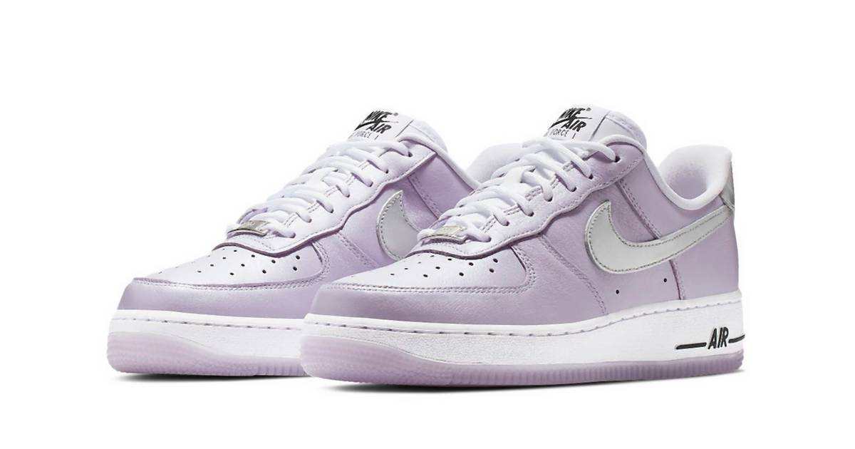 Ennél nincs is gyönyörűbb sneaker: itt a Nike Air Force metálosan csillogó  lila árnyalatban - Noizz