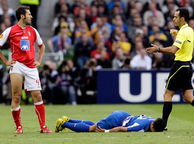 Hugo Viana za faul na rywalu obejrzy za chwilę zółtą kartkę