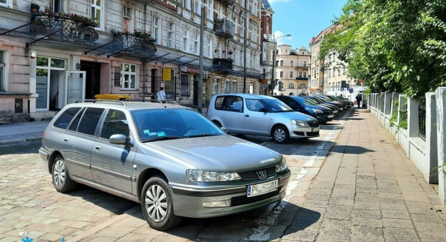 Nowa nawierzchnia będzie ułożona z płyt i eleganckiej kostki kamiennej. Na odcinku od ul. Mostowej do Łaziennej wzdłuż chodnika zostanie poprowadzony tak wyczekiwany przez mieszkańców pas zieleni.