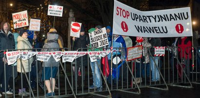 Policja żąda kar dla protestujących podczas przejazdu Kaczyńskiego na Wawel