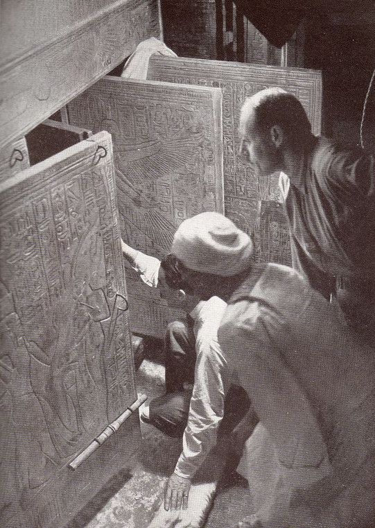 Howard Carter odtwarza moment otwarcia grobowca Tutanchamona. Zdjęcie pozowane z 1924 r.