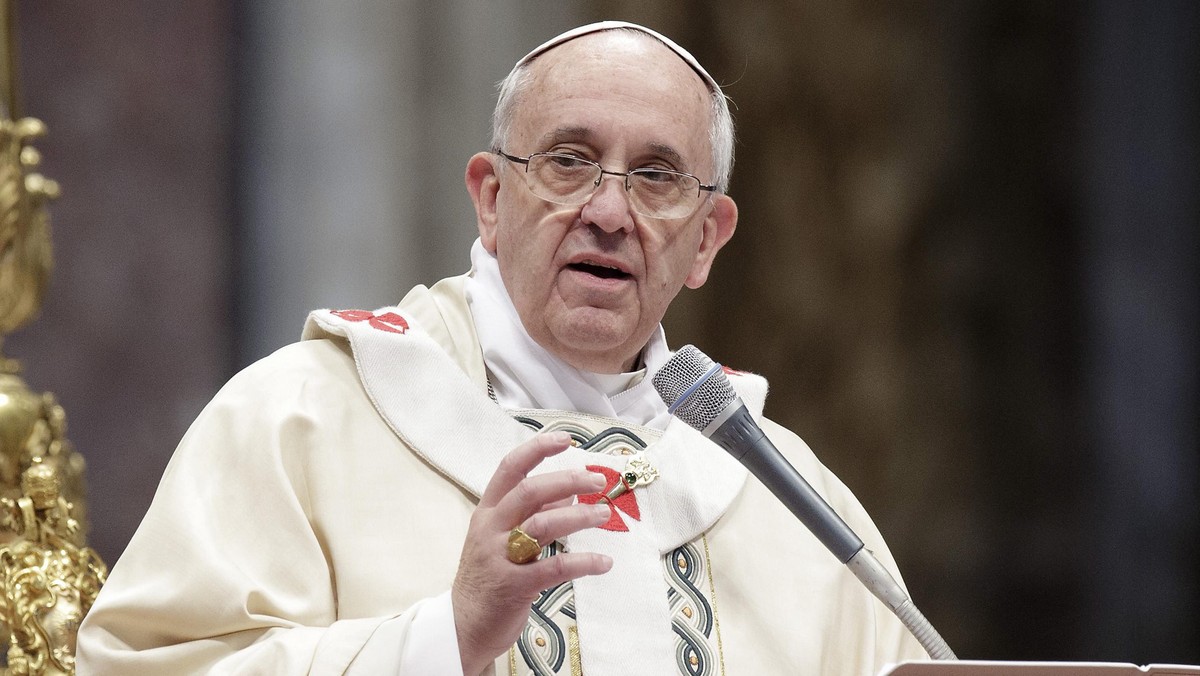 Papież Franciszek powiedział dzisiaj, że miłość chrześcijańska “nie jest miłością z telenoweli”. W kazaniu podczas mszy w Domu Świętej Marty w Watykanie podkreślił, że „kochać trzeba uczynkami, a nie słowami”. - Słowa przemijają z wiatrem - ostrzegł.