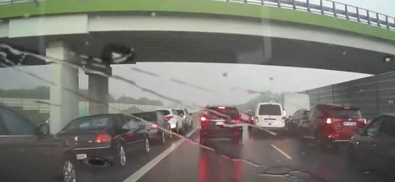 Szokujące zachowanie kierowców na autostradzie A2 [WIDEO ŚWIADKA]