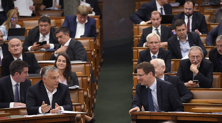 Orbán Viktor  és Gulyás Gergely  a veszélyhelyzet megszüntetéséről szóló törvényjavaslat végszavazása után / Fotó: MTI Kovács Tamás