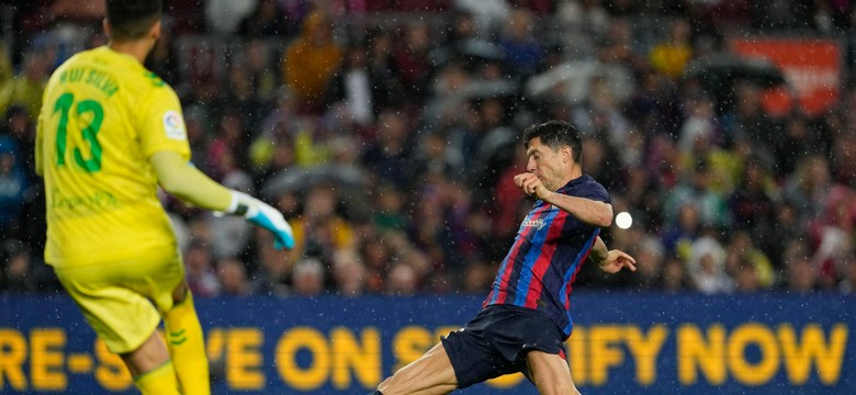 Barcelona gromi Betis. Trafienie Lewandowskiego [WIDEO]