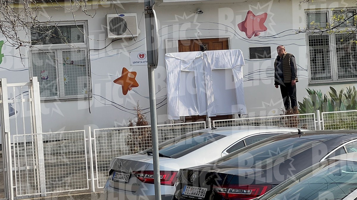 (FOTO, VIDEO) DEČAK UBICA DOVEZEN U BOLNICU Pognute glave izašao iz Hitne pomoći bez maske i kačketa, pa brzinom svetlosti UTRČAO na psihijatriju