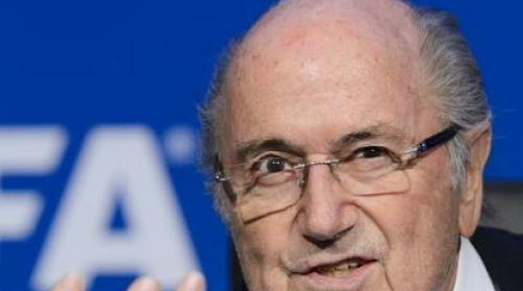 Blatter és Platini nem adja meg magát, visszatámadnak