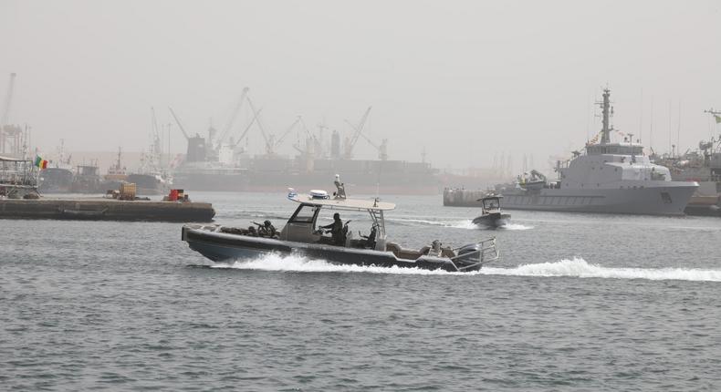 Démonstration des Forces Spéciales Mer sur le plan d'eau lors la cérémonie du 25è anniversaire de la Marine sénégalaise, le 03 mars 2021