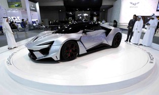 Szejkowie, superauta i luksus, czyli targi motoryzacyjne w Dubaju [ZDJĘCIA]