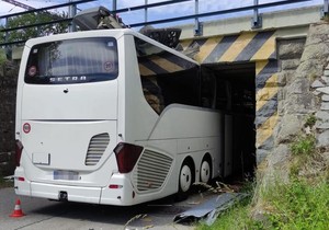 autobus udario u podvožnjak